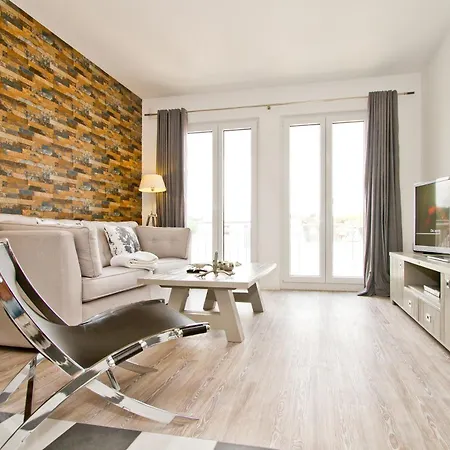 Duenenpalais App 18 *